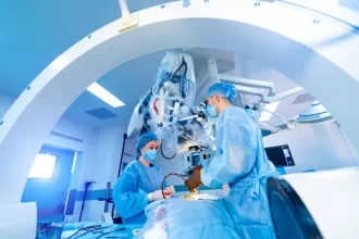 Two surgeons collaborate in a hospital operating room, focused on trauma surgery and polytrauma management.