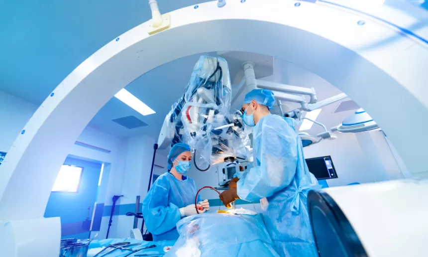 Two surgeons collaborate in a hospital operating room, focused on trauma surgery and polytrauma management.